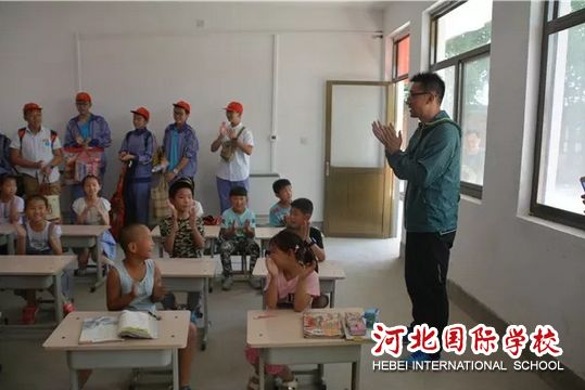 Teachers and Students from No. 42 Secondary School Have Come to Renjiazhuang Primary School in Lingshou County to Offer Their Love Hand in Hand